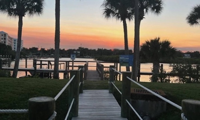 New Smyrna Beach Cottage | Dolphin Cove Cottage -2/2 & Pet Friendly!