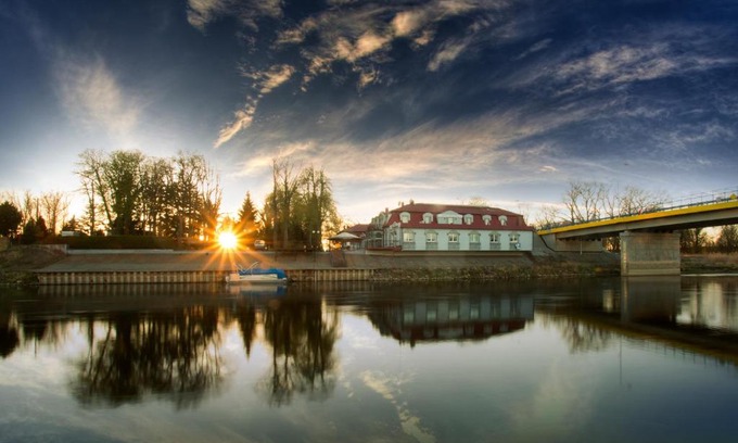 Skwierzyna Hotel | Dom nad rzeką