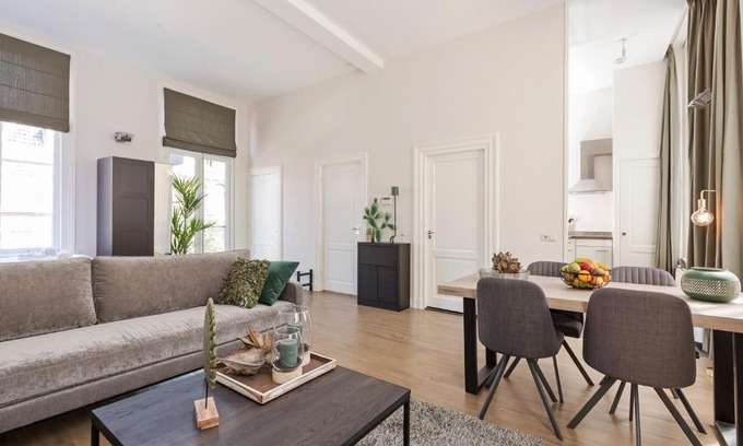 Utrecht City Center Apartment | Dom Tower Suites I by VGW