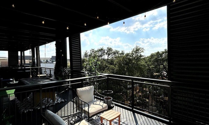 North Burnet Apartment | Domain Luxe Summary: