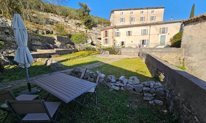 Sauve House | Domaine de Bagard - Gîte le MAZET 45m² 2/6 pers Terrace and garden
