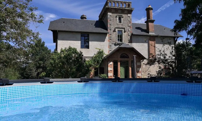 Cosne-Cours-sur-Loire Cottage | Domaine de l'Île: Historic house with pool and Wi-Fi