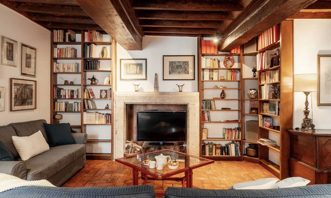 Rione VII Regola Apartment | Domus Quiritum Elite, charming downtown apartment