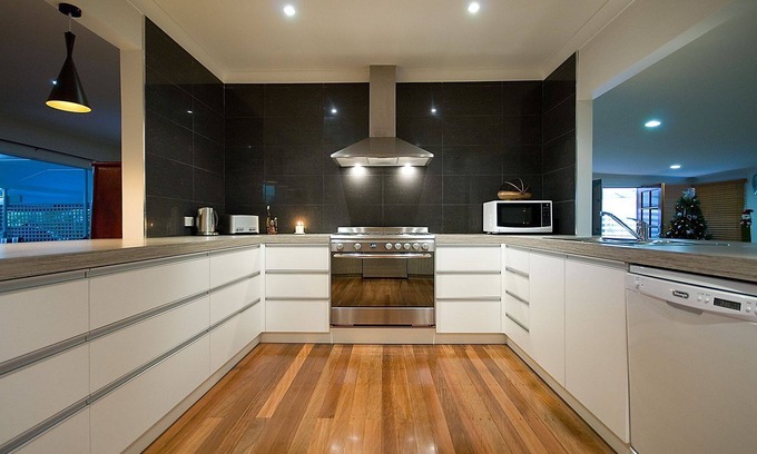 Southport House | DON'T LEAVE ANYONE BEHIND! WE CAN ACCOMODATE 10!!