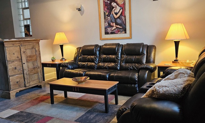 Grand Boulevard Apartment | Don't miss out on this one! No cleaning fee.nIdeal for McCormick Cntr and U of C
