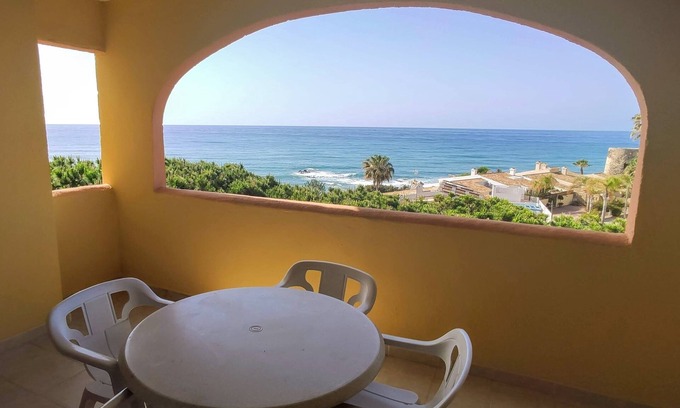 Sitio de Calahonda Apartment | Dona Lola spacious seaview apartment 5 mins walk to the beach!