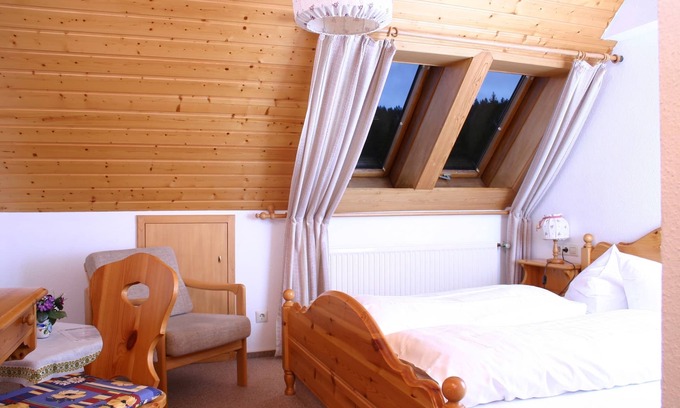 Breitnau Apartment | Doppelzimmer im Landhausstil mit Dusche und WC