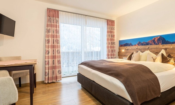 Nesselwaengle Apartment | Doppelzimmer mit Balkon - Appartments und Pension Mariandl