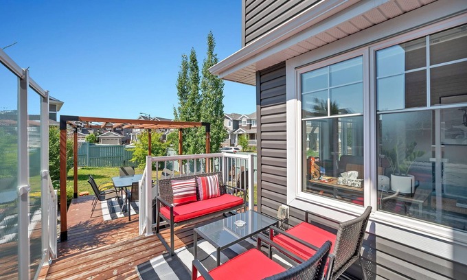 Southwest Edmonton House | Dora - Large Yard, 4 Bdrms w/Central AC & Gas BBQ