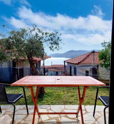 Pirgadikia House | Dora's House comfortable apartment with a yard and view