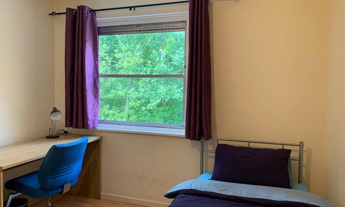St. Dunstan's Cabin | Double Bedroom in House Share to let at Stepney Green