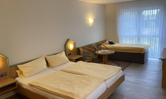 Gerolstein House | Double room shower/toilet - comfort - on Brunnenplatz, Hotel Garni
