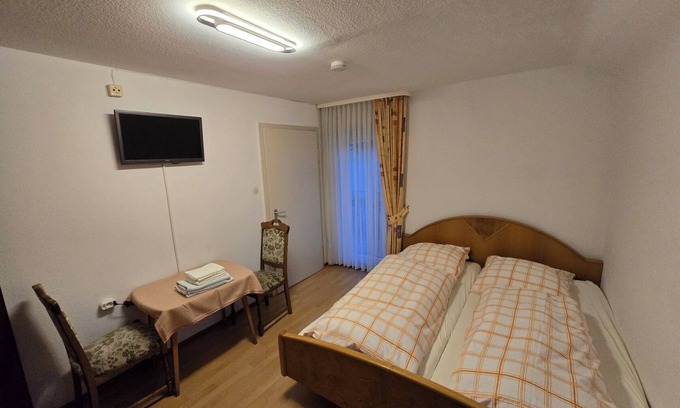 Enzklosterle Apartment | Double room with balcony and shower and WC