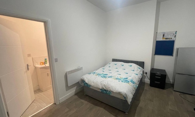 Salford House | Double room with private toilet near to busy area of chethemhill Manchester