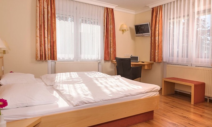 Umkirch Apartment | Double room with toilet and shower - Hotel Heuboden
