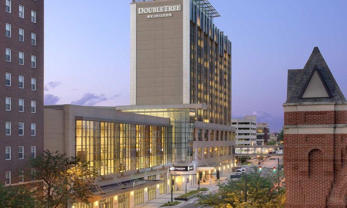 Cedar Rapids - Iowa City Hotel | DoubleTree by Hilton Hotel Cedar Rapids Convention Complex