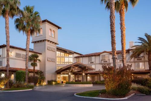 Campbell Hotel | DoubleTree by Hilton Campbell - Pruneyard Plaza
