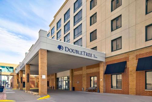 Downtown Hotel | DoubleTree by Hilton Davenport