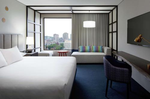 Quartier des Spectacles Hotel | DoubleTree By Hilton Montreal