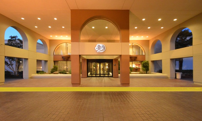 Newark Hotel | DoubleTree by Hilton Newark-Fremont