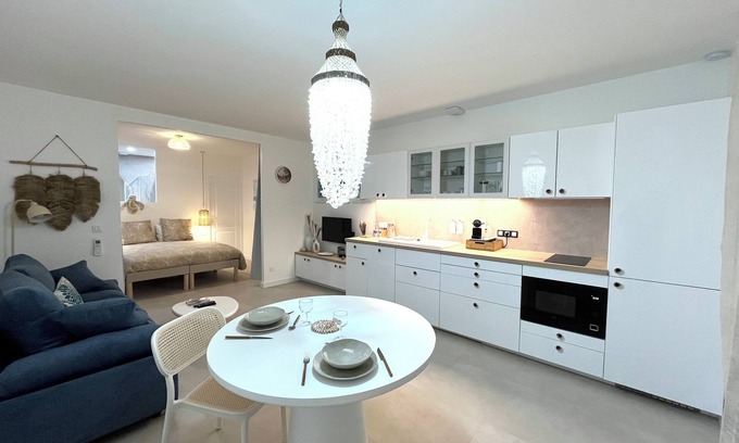 Lattes Apartment | Douc'Evasion: Spacious new air-conditioned T1, queen size bed, 2 people, tram