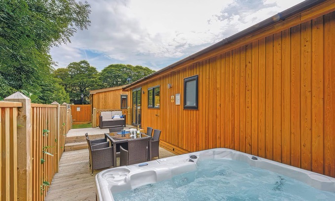 Saddleworth Cottage | DOVESTONE LUXURY LODGES (SLEEPS 6) - PETS WELCOME in Greenfield