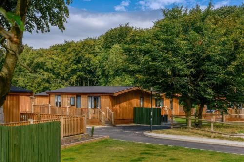 Saddleworth House | Dovestone Luxury Lodges sleeps 4 - pets welcome