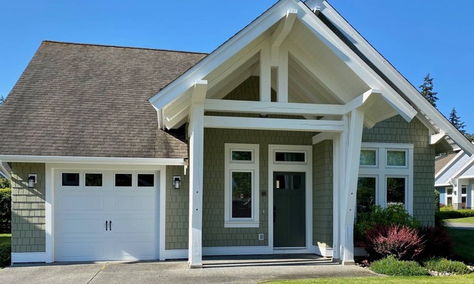 Regional District of Nanaimo House | Down By the Bay Beach House with Community Pool and Private Beach