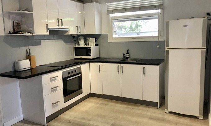 Elanora Heights House | Downstairs Ground floor simple 2br duplex opposite Lake