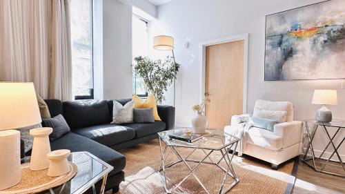 Downtown Apartment | Downtown 5B2B Apt, Sleeps 10, Near PPAC & Events