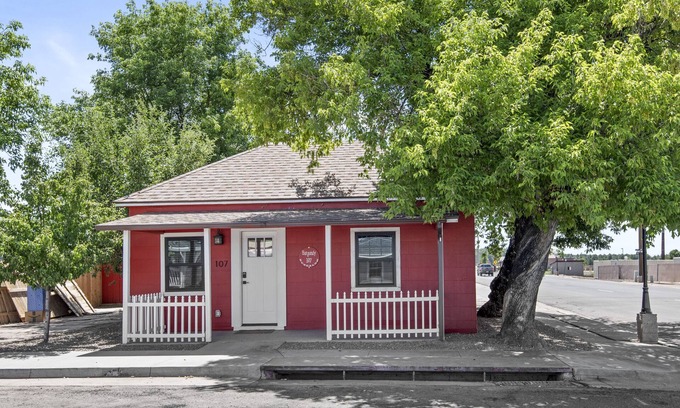 Williams House | Downtown Burgundy Bungalow w/Fully Fenced Yard, AC, W/D, 3 Smart TVs, Fast WiFi