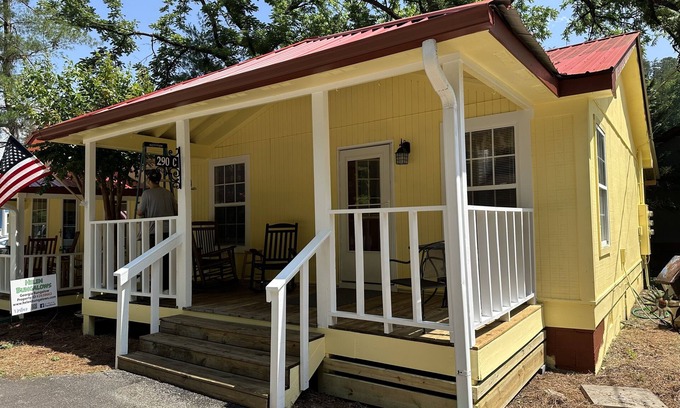 Helen Cottage | Downtown by Chattahoochee River, sit on front porch as horse and buggy stroll by