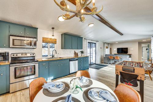 Cascade House | Downtown Cascade Vacation Rental Less Than 1 Mi to Lake!