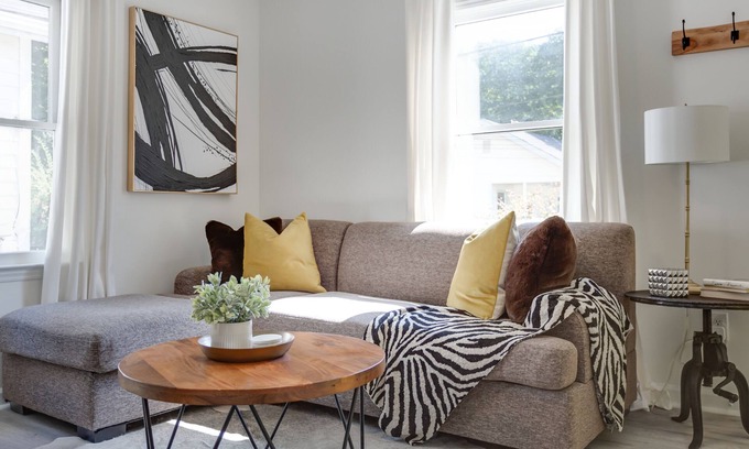 Downtown House | Downtown Delight - Stylish Private Walk to City Center
