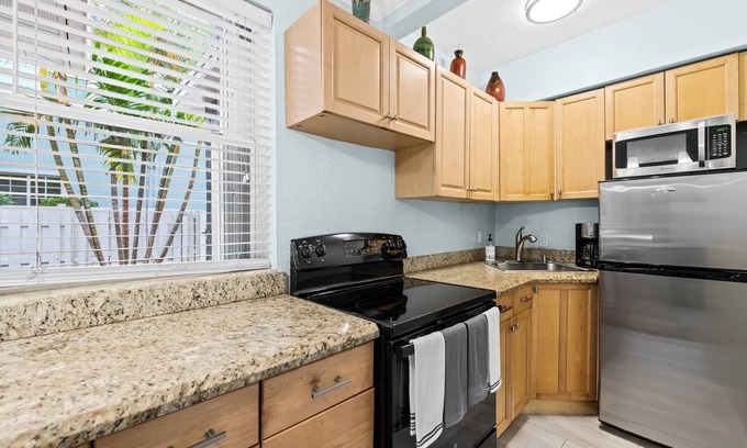Highland Park Delray Villa | Downtown Delray Studio With Private Yard.