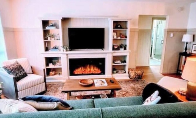 Long Beach House | Downtown Designer Duplex close to Beach! Spa Tub, Sunroom, Game Room, EV & more!