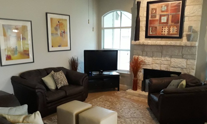 Dripping Springs House | Downtown Drip Springs Bonnie Oasis 4BR 2BA