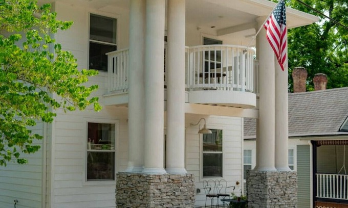 Eureka Springs Historic District House | Downtown! Historic Loop Entire Home Free Parking