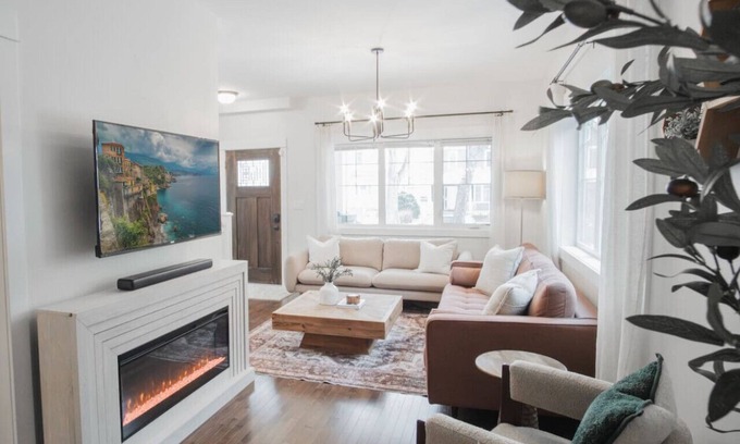West Edmonton House | DOWNTOWN~KINGBED~4BR~Fireplace~