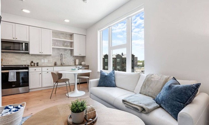 Downtown Salt Lake City Apartment | Downtown Luxury 1BD- Pool/Spa/Bowl/Golf/Gym/Parkng