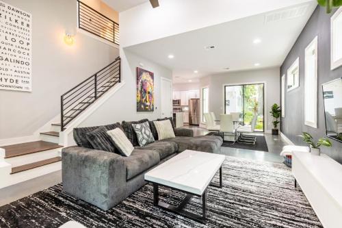East Cesar Chavez House | Downtown Mini Mansion - Walk to Rainey