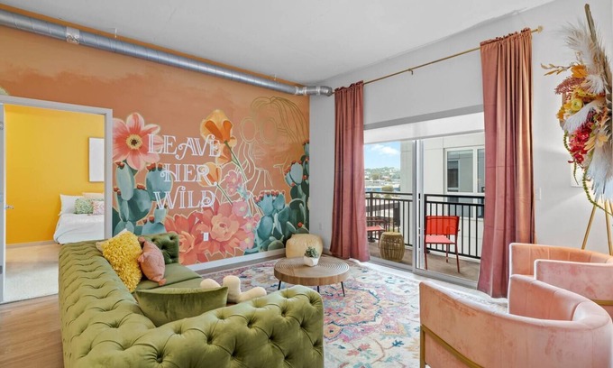 Sobro Apartment | Downtown Nashville - Rooftop POOL - 10 min Walk to Broadway!