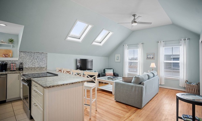 Yachting Village Condo | Downtown Newport Penthouse on Thames Street, 2 BR, Walk to Everything - Sleeps 6