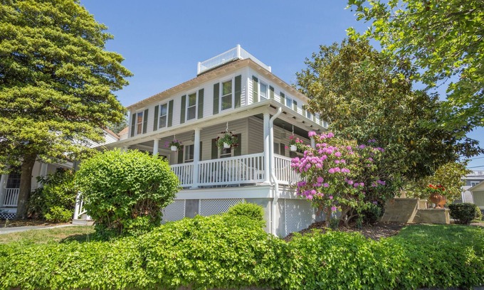 Rehoboth Beach House | Downtown Rehoboth Beach w/7 Suites Parking Steps to the Beach!