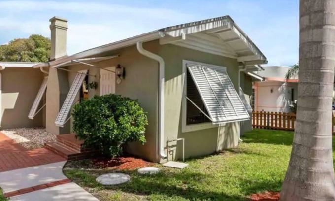 Grandview Heights House | Downtown Retreat -City Place, Convention Center everything is a short walk away!
