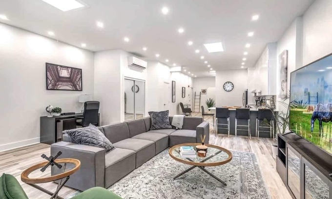 Downtown Montreal Apartment | Downtown| Spacious 5 Beds |5 min Bell Centre