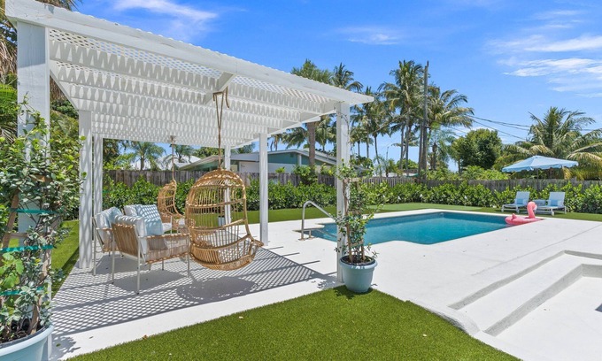 Stuart House | 🌴 Downtown Stuart’s Blue Palm Villa🌴 -3 🛌/2🛀 Pool Home w/putting green⛳️