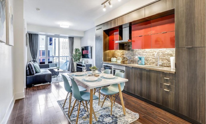Toronto Entertainment District Apartment | Downtown Toronto CN Tower Suites