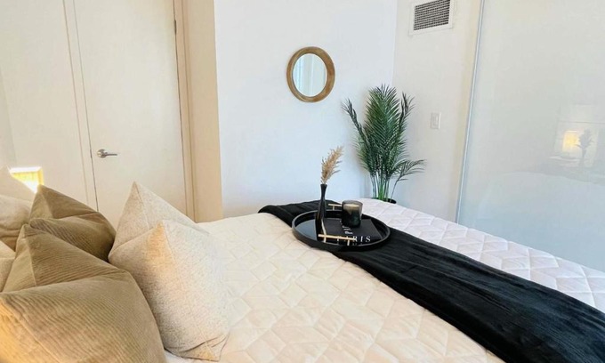 Toronto Entertainment District Apartment | Downtown Toronto Condo near CN Tower