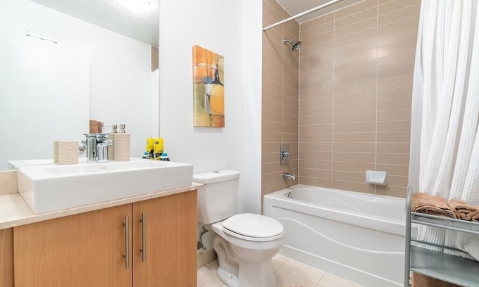 Central Waterfront Condo | DOWNTOWN TORONTO LUXURY FULLY FURNISHED SUITE at MAPLE LEAF SQUARE CN TOWER ACC